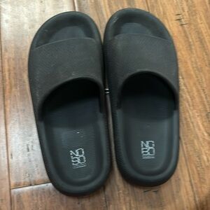 No boundaries slides size 8